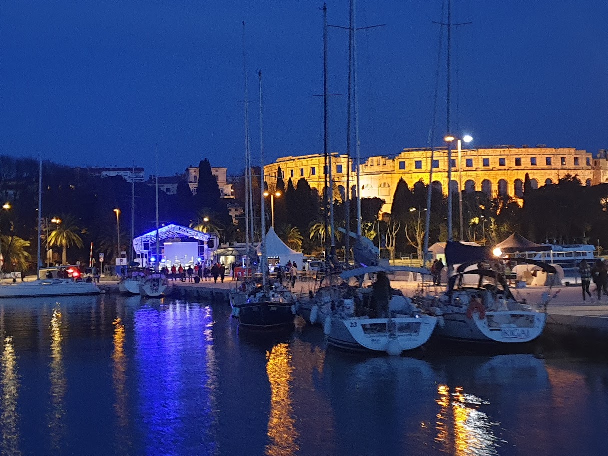 UZ BOGATI POPRATNI PROGRAM Počinje Full Moon Night Sprint regata u Puli